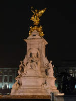 Das Queen Victoria Denkmal am Buckingham-Palast bei Dunkelheit.