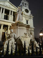 Das Queen Anne Denkmal vor der Westfassade der St.-Pauls-Kathedrale in London.