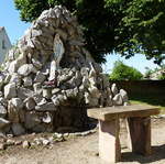 Hirtzfelden, Mariendenkmal an der St.Laurent-Kirche, Mai 2018