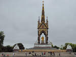 Hier findet gerade ein Inlinehockeyspiel vor dem Royal Albert Memorial statt.