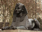 Diese in Bronze gegossene Sphinx befindet sich im Londoner Stadtzentrum in der Nähe der Themse.