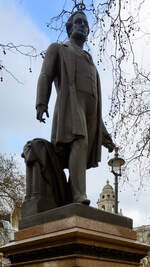 Die Statue des britischen Staatsmannes und Politikers Sir Robert Peel, welcher als Begründer der Konservativen Partei gilt.