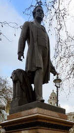 Die Statue des britischen Staatsmannes und Politikers Sir Robert Peel, welcher als Begrnder der Konservativen Partei gilt.