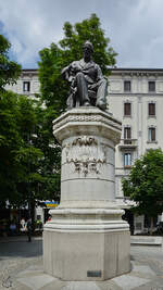 Dieses Denkmal in Mailand ist dem italienischen Ingenieur Giovanni Battista Piatti gewidmet, der Erfinder des Druckluftbohrers, einem Vorlufer des Presslufthammers war.