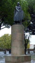 Diese Statue des ersten Knigs und Grnder von Portugal Alfons I (der Eroberer) steht im Castelo de So Jorge.