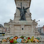 Niedergelegte Blumenkrnze am 1886 eingeweihten Denkmal des Restaurationskriegs (Monumento aos Restauradores), so gesehen Anfang Dezember 2016 in Lissabon.