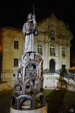 Diese Statue des Heiligen Antonius (Estátua de Santo António) steht in Lissabon.