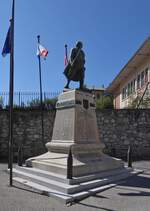 Dieses Kriegsdenkmal erinnert an die Gefallenen Personen aus den beiden Weltkriegen in Bourg St.