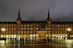 Der Hauptplatz (Plaza Mayor) von Madrid ist ein rechteckiger Platz mit einer Lnge von 129 Meter und Breite von 94 Meter.