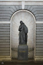 Eine Petrus-Statue an der Nordfassade der Almudena-Kathedrale (Santa Iglesia Catedral Metropolitana de Santa Mara la Real de la Almudena).