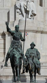 Die Bronzefiguren von Don Quijote und Sancho Panza an dem spanischen Schriftsteller Miguel de Cervantes Saavedra gewidmeten Denkmal auf dem Plaza de Espaa in Madrid.