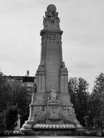Die Rckseite des dem spanischen Schriftsteller Miguel de Cervantes Saavedra gewidmeten Denkmal, welches sich auf dem Plaza de Espaa in Madrid befindet.