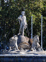 Der von 1780 bis 1784 im Stil des Neoklassizismus Neptunbrunnen (Fuente de Neptuno) befindet sich auf dem Plaza Cnovas del Castillo im Zentrum der spanischen Hauptstadt.