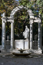 Dieses 1934 eingeweihte Denkmal ist den spanischen Dramatiker und Dichter Serafn und Joaqun lvarez Quintero (Monumento a Serafn y Joaqun lvarez Quintero) gewidmet