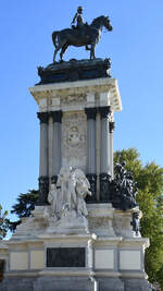 Die 30 Meter hohe bronzene Reiterstatue des beliebten spanischen Knigs Alfonso XII.