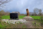 Bergmann als Holzfigur und Lore mit Gestein auf dem Schornsteinberg im Hhlenort Rbeland.