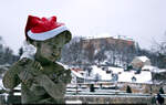 Weihnachtliche Skulptur im Schlossgarten von Blankenburg (Harz) am ersten Adventswochenende.