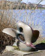 Freiburg,  Die Ente , Bronze-Plastik von Elsa Gerhard, steht am Ostufer des Flckingersees im Seepark, der 1986 erffnet wurde, Mrz 2023