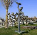 Unteruhldingen am Bodensee, Oweltinga-Hterin des Lebens, Bronzefigur von Olver Ritter, April 2025