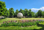 Mond im Fr�hling: In der Parkanlage  Herrenbreite  in Aschersleben steht seit der Landesgartenschau 2010 dieses Kunstwerk.