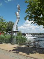 Neuruppin,  Parzival , Plastik von Matthias Zgon Hohl-Stein, an der Seepromenade (aufgenommen am 22.06.2012) 