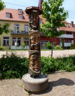 Kenzingen, diese holzgeschnitzten Fasnetmasken stehen vor dem Museum  Oberrheinische Narrenschau , Juni 2013