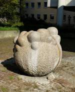 Lrrach, Brunnenskulptur  Lebensquell  von Jrg Bollin, wurde 1974 am Rathaus aufgestellt, gehrt zum 23 Stationen umfassenden Skulpturenweg, Sept.2014