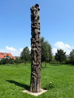 Kenzingen,  Himmelwrts  von Holzbildhauer Roger Lcherbach, aufgestellt zum Bildhauersymposium 2009, Aug.2014