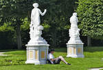 Statuen und zu deren Fen  menschliche Figuren  im Schlopark vom Schlo Augustusburg in Brhl - 07.08.2017