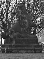 Die Skulptur  Ruhige Elbe  am Ende der Carolabrcke in Dresden-Altstadt.