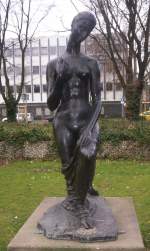 Die knieende - vom Wilhelm Lehmbruck - im Kantpark - nah dem Lehmbruckmuseum - eine von 40 Aussen Skulpturen