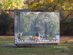 Hamburg am 11.10.2018: Spiegelungen im „Double Triangular Pavilion for Hamburg“ des Künstlers Dan Graham, in der Parkanlage „Uhlenhorster Fährhaus“ an der