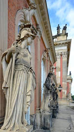Figuren am Neuen Palais im Park Sanssouci.