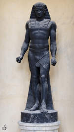 Eine der beiden schwarz gefrbten Statuen gyptischer Gtter am Portal an der Orangerie im Neuen Garten Potsdam.