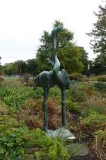 Hamburg am 11.10.2020: Skulptur „Flamingogruppe“ im Park von Planten un Blomen, erschaffen von Hans Martin Ruwoldt, aufgestellt anläßlich der IGA  /1953 