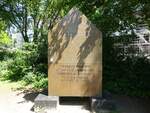 Hamburg am 30.5.2021: An der Strae Schwanenwik (Uhlenhorst), in der Nhe des Literaturhauses steht das Wolfgang Borchert Denkmal, 1996 aus Bronze gestaltet von Timm Ulrichs fr den