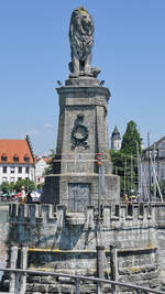 Die Statue mit dem Bayerischen Löwen in der Hafeneinfahrt von Lindau.