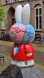 Eine der vielen Miffy-Figuren (Nijntje von Dick Bruna), die in der Innenstadt von Utrecht verteilt zu finden sind.