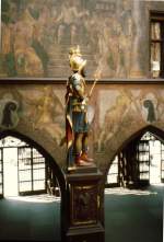 Basel, Rathaushof, Figur des Munatius Plancus mit Wandbildern (1999)