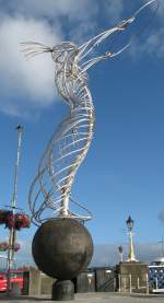 Diese Figur steht am Thanksgiving Square in Belfast.