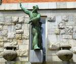 Ljubljana, die Moses-Statue von Lojze Dolinar am Eingang zur National-und Universittsbibliothek, Juni 2016