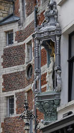 Die Jungfrau Maria als Kunstwerk an einer Wand in der Antwerpener Innenstadt.