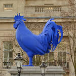 Ein überdimensionierter blauer Hahn auf dem Trafalgar Square in London.