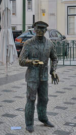 Die bronzene Statue eines Losverkäufers (Cauteleiro) wurde zu Ehren der lokalen Lottoscheinverkäufer aufgestellt.