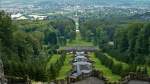 Vom  Herkules  weit oberhalb von Kassel blickt man die Kaskaden hinab zum Schloss Wilhelmshöhe.