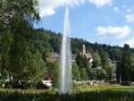 Bad Herrenalb, Blick vom Kurpark mit der stattlichen Fontne zur Kirche St.Berhard, hoch ber dem Ort, Aug.2017