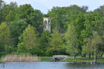 Blick ber den Teltow-Kanal auf den Park Klein-Glienicke.