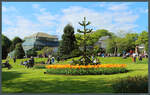 Am 07.05.2025 lockt das sommerlich-warme Wetter viele Besucher in den Botanischen Garten von Glasgow.