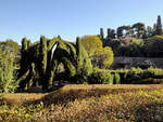Ein Brunnen inmitten der Grünanlagen des Jardins de Laribal in Barcelona.