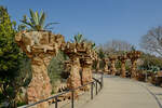 Blumensulen sumen den Weg durch den Park Gell, so gesehen Ende Februar 2012 im Park Gell.